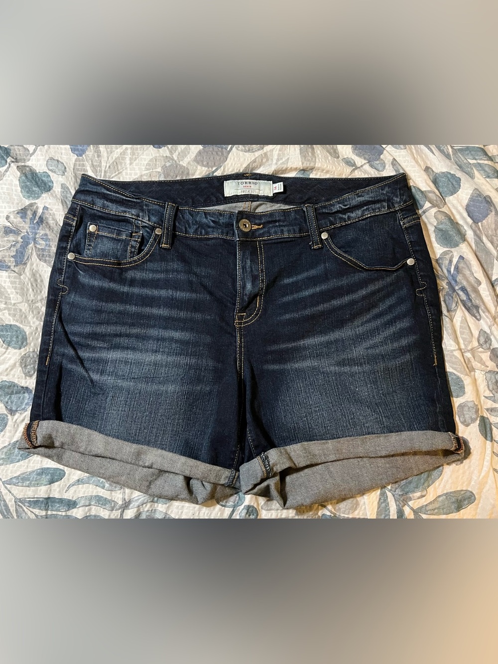 Torrid mid rise 5” vintage stretch denim short